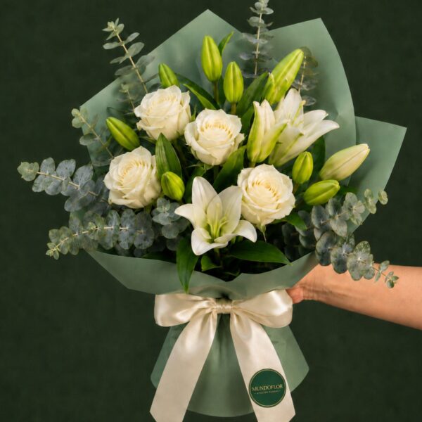 Ramo de Lilium con rosas blancas 9 varas