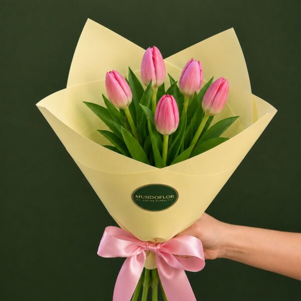 Ramo Tulipanes rosados con ruscus 5 varas