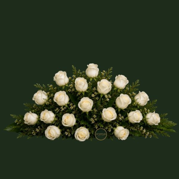 Cubre urna con rosas blancas y follajes 25 varas