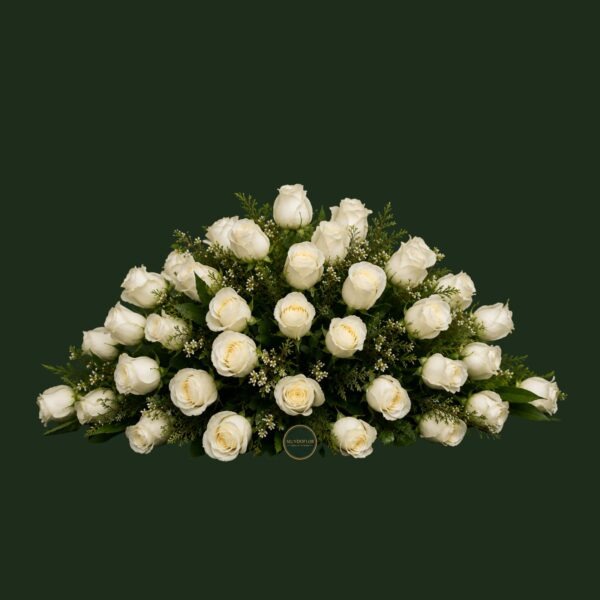 Cubre urna 50 rosas blancas.