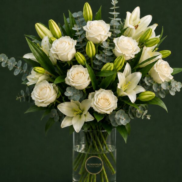 Florero Lilium blancos con rosas y Eucalipto 22 varas